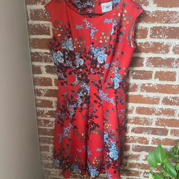 Dresses & Skirts - Red floral midi dress